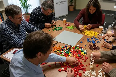 Equips d'empresa construint amb LEGO en un team building a Barcelona