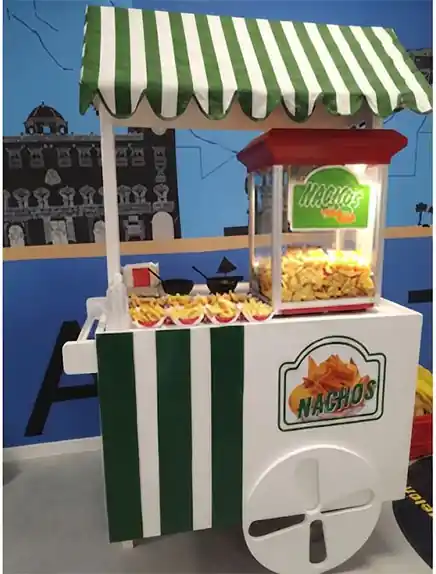 Safates de nachos amb formatge en un estand de fira