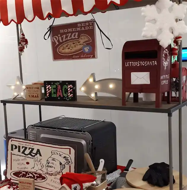 Pizzes acabades de fer en un afterwork d'oficina
