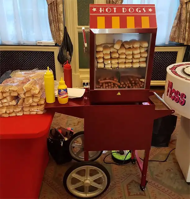 Carro de hot dogs en un dia de la família d'empresa