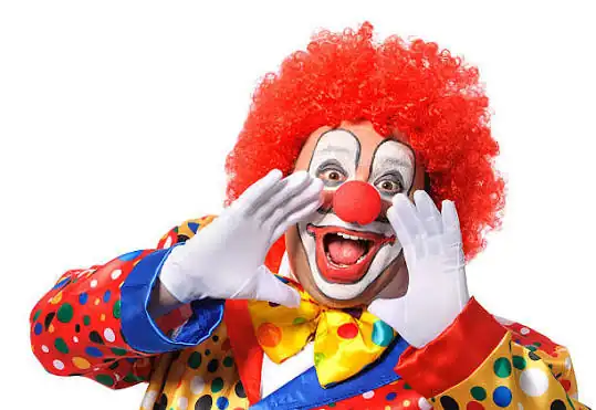 Pallasso animant nens en una festa infantil