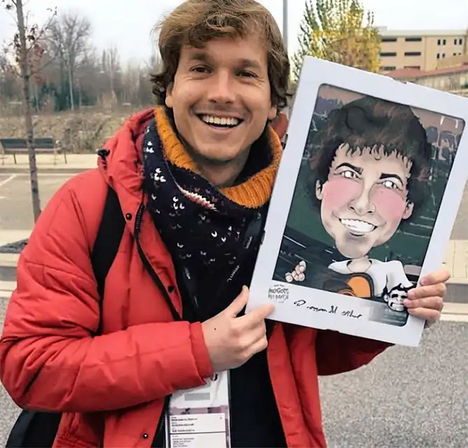 Caricaturista a l'estand d'una fira amb paper personalitzat