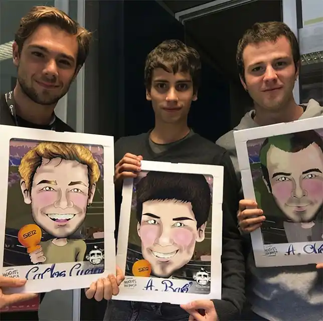 Caricaturista dibuixant convidats en un sopar d'empresa a Barcelona