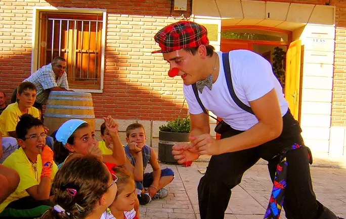 Nens escoltant un contacontes en una festa infantil