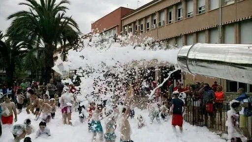Festa de l'escuma amb música en un festival a l'aire lliure