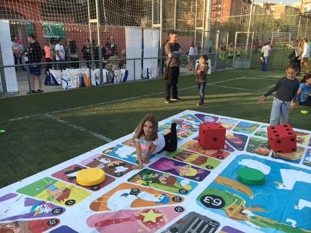 Treballadors jugant a l'oca gegant en una jornada de benvinguda