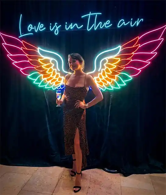Photocall lluminós d'ales a l'estand d'una fira
