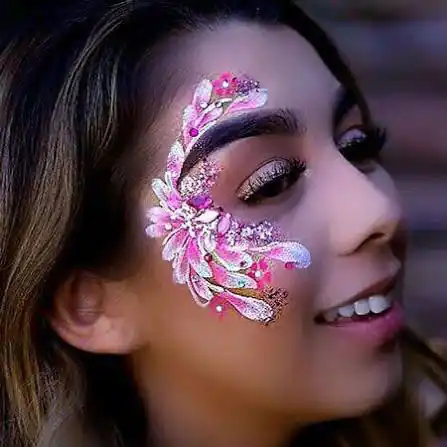 Artista aplicant brillants en una festa d'empresa