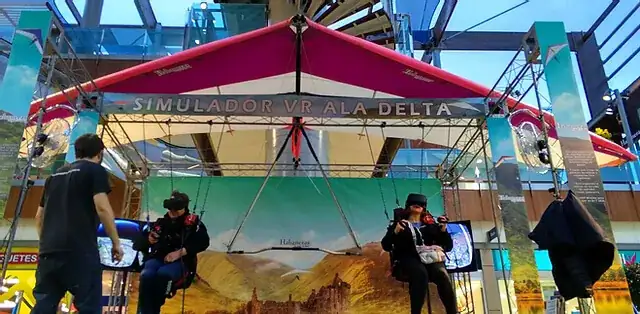 Convidat volant amb ulleres de realitat virtual en un esdeveniment d'empresa