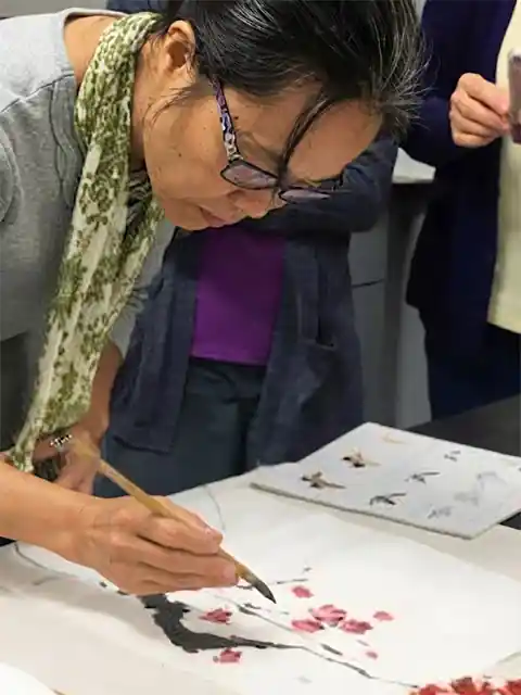 Pintor japonès amb quimono en un casament elegant