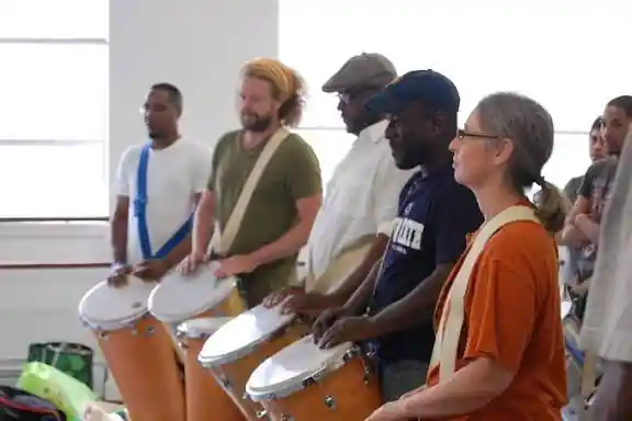 Plantilla tocando percusión en un team building de batucada
