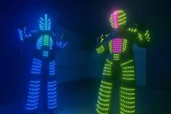 Robot lluminós en un sopar de Nadal d'empresa