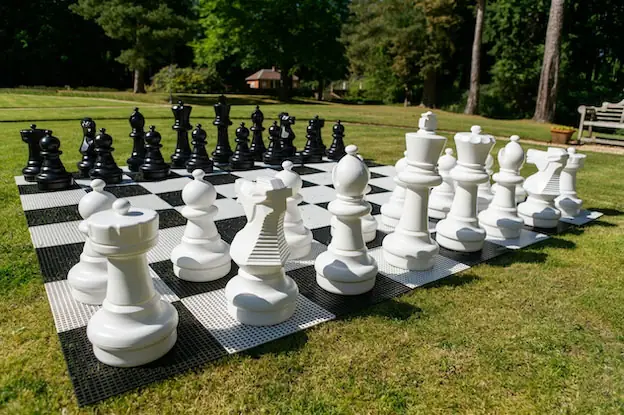 Ajedrez XXL en el jardín de un hotel durante un congreso