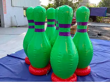 Equip jugant a bitlles gegants en un team building