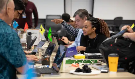 Compañeros prototipando ideas en un taller de innovación