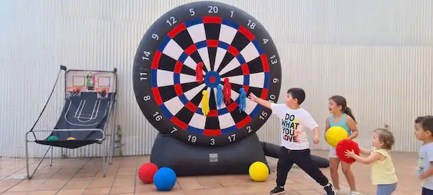 Equips d'empresa jugant amb una diana inflable gegant