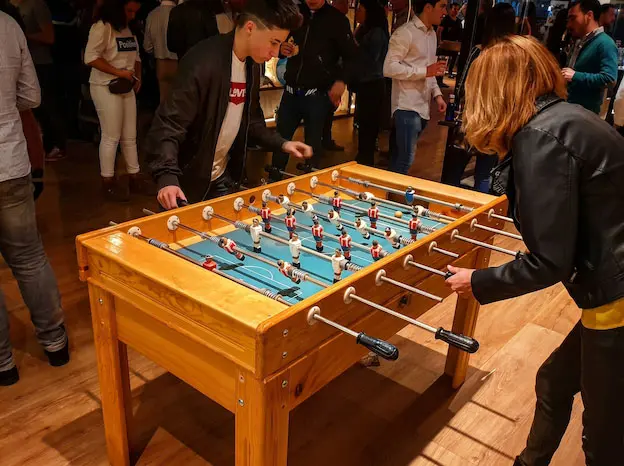 Veïns jugant a futbolí en una festa major