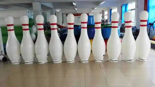 Infants llançant la bola gegant en una festa major