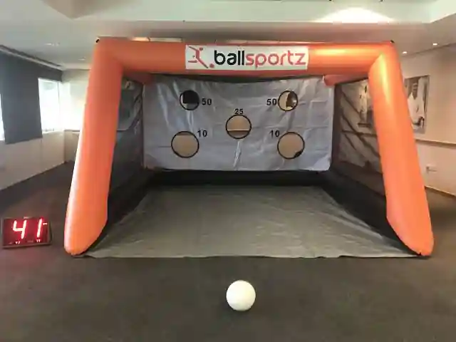 Inflable de futbol en un estand esportiu de fira
