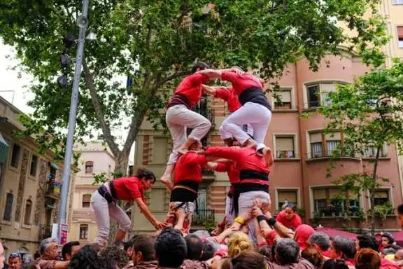 Grup internacional en una activitat de castells per a empreses