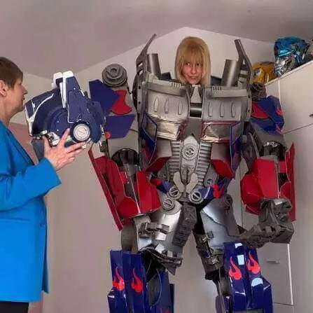 Robot Optimus Prime amb xanques rebent convidats en una gala