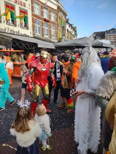 Superheroi amb xanques i làser en una fira
