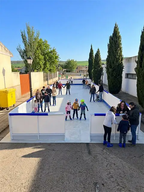 Pista de patinatge sense gel en una plaça municipal