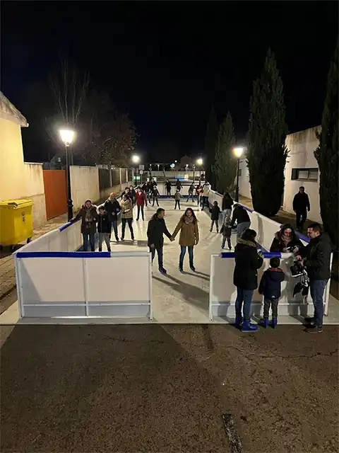Famílies patinant en un family day d'empresa