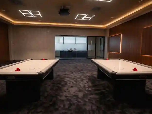 Taula d'air hockey en una festa d'empresa a Barcelona