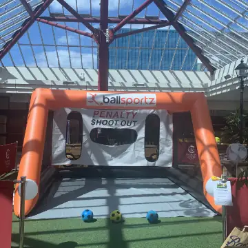 Infant xutant a la punteria de futbol en una festa major