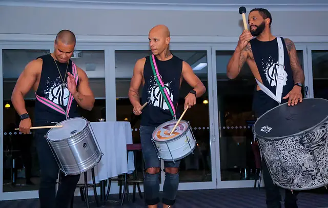 Grupo grande de empresa siguiendo el ritmo de la batucada