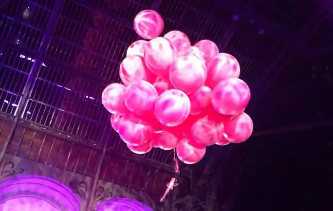 Ballarina de dansa aèria amb globus d'heli en un casament