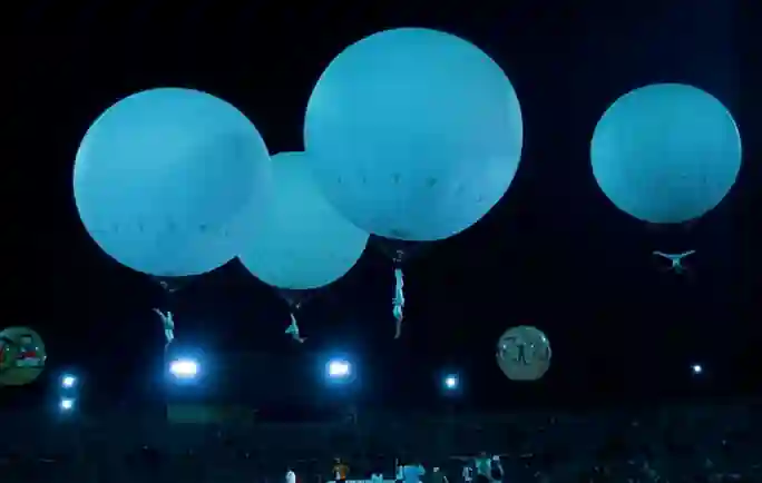Ballarina de dansa aèria amb globus d'heli en un casament