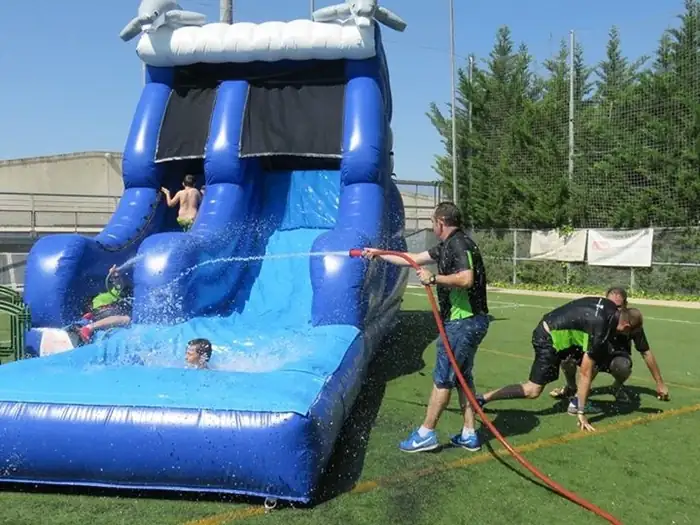 Tobogan aquàtic Super Dofí en una festa d'estiu municipal