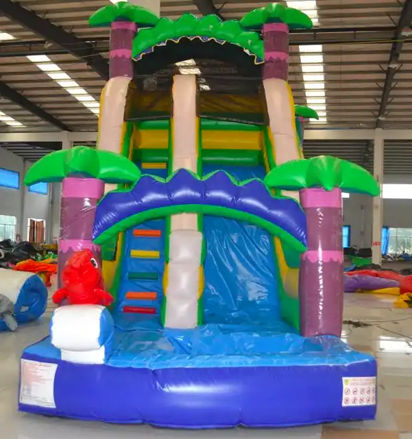 Tobogan inflable illa instal·lat al costat d'una piscina privada