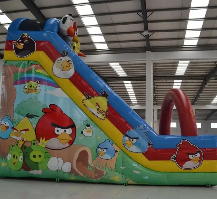 Inflable Angry Birds gegant a la zona infantil d'unes festes