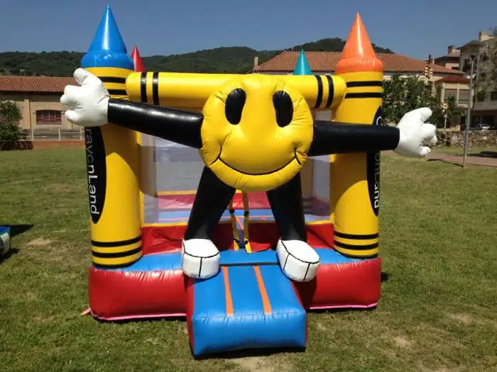 Nens petits jugant a l'inflable Galeta en un casament