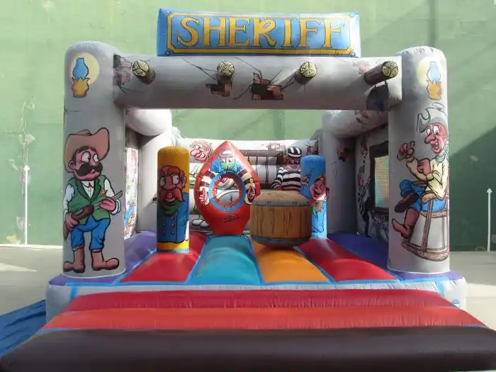 Nens vaquers jugant a l'inflable de l'oest a Barcelona