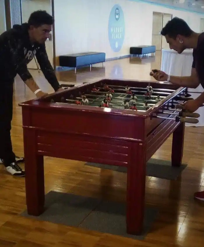 Futbolí vintage a la zona lounge d'una fira