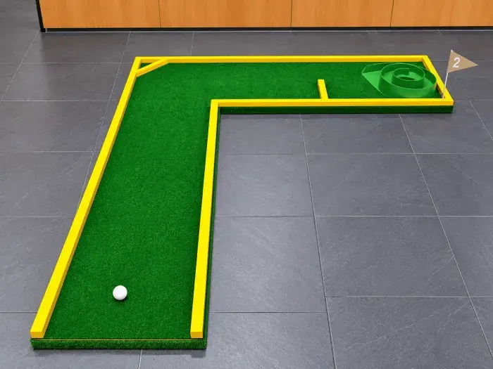 Pista 2 del minigolf per a esdeveniments: La Corba del Cargol (200 × 210 cm)