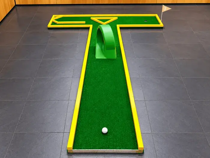 Pista 3 del minigolf per a esdeveniments: El Desafiament en T (242 × 352 cm)