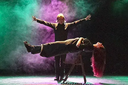 Levitació en un show de grans il·lusions
