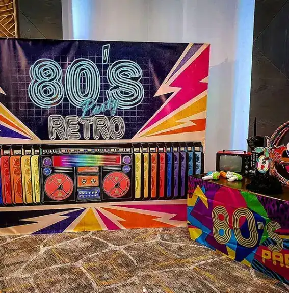 Convidats amb looks vuitanters en una festa retro d'empresa