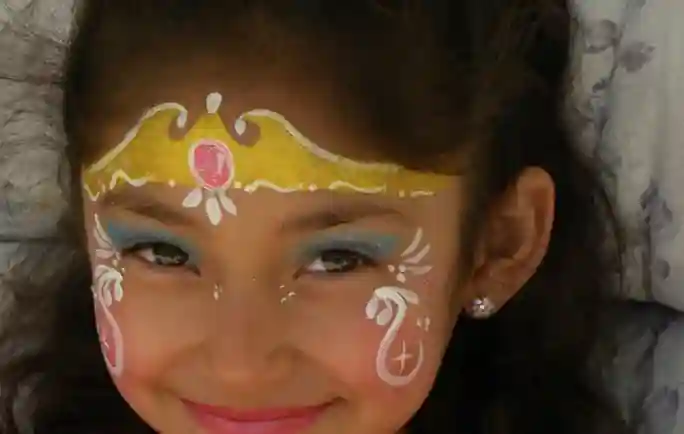 Nenes amb princeses en un centre comercial