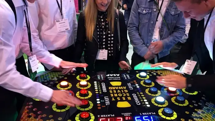 Robot en una fiesta futurista para empresas