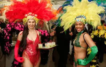 Convidats amb collarets de flors en una festa tropical