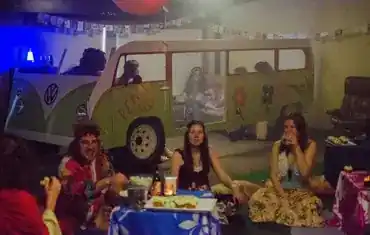 Guitarrista en una festa hippie anys 60 en una masia