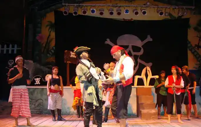 Recerca del tresor pirata en un hotel de platja
