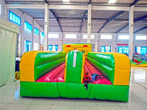 Duel de força en un inflable per a team building